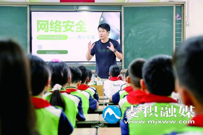 河南汝阳县第二实验小学的老师在给学生们普及网络安全知识。 新华社发